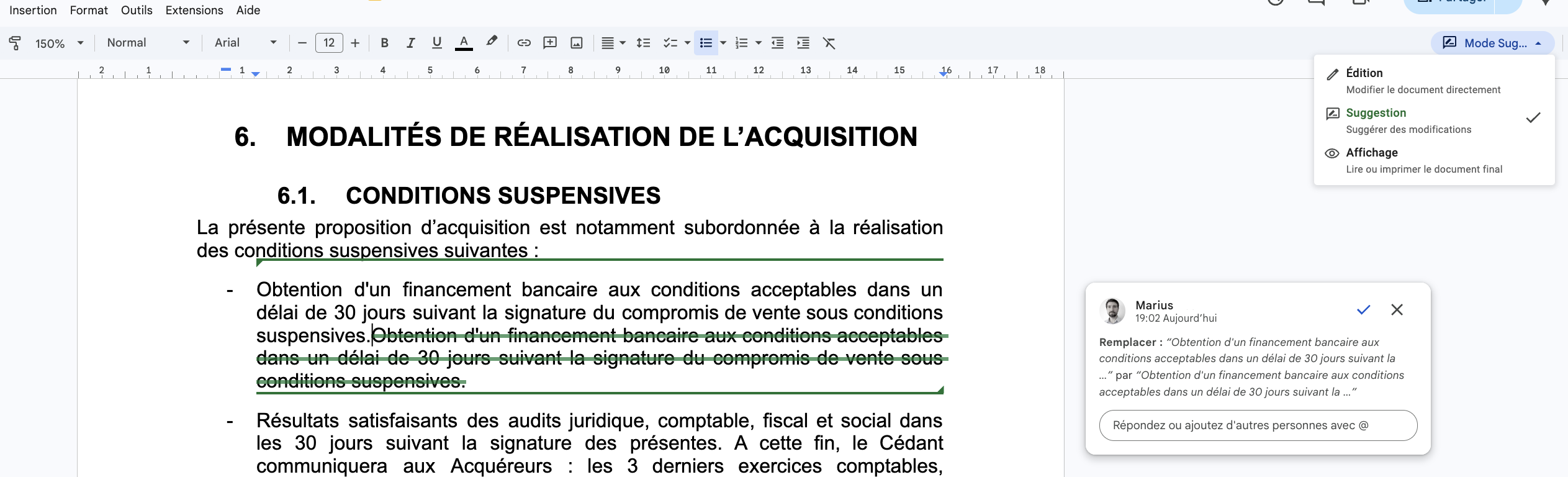 Exemple de suggestion dans Google Docs : le texte supprimé apparaît barré, le texte proposé s'affiche en couleur